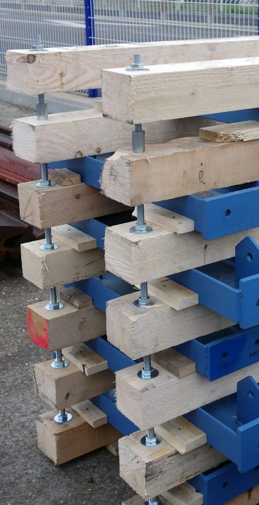 Holzspangen und Gewindestäbe – Beispiel von TVR